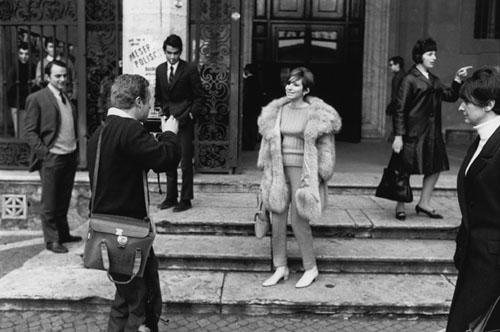 Photo: Barbara Streisand with Paparazzi, Paris, 1966 Gelatin Silver print #1018