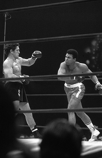 Muhammad Ali fighting Oscar Bonavena in Madison Square Garden, 1970