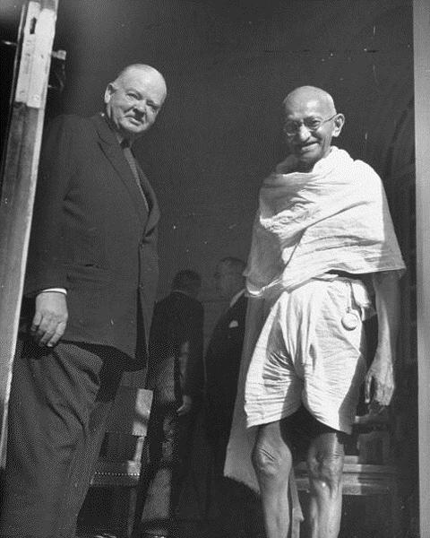 Gandhi with former US President Herbert Hoover, Palace of British Viceroy, 1946<br/>
