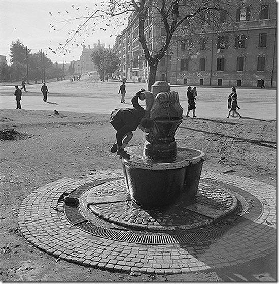 Water fountain in the piazza Santa Croce in Gerusalemme, Italy, 1947<br/>