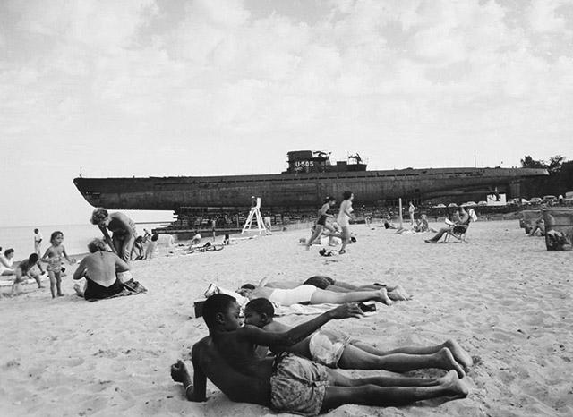 U505 Submarine and Sisterne bathers, Chicago, 1954<br/>