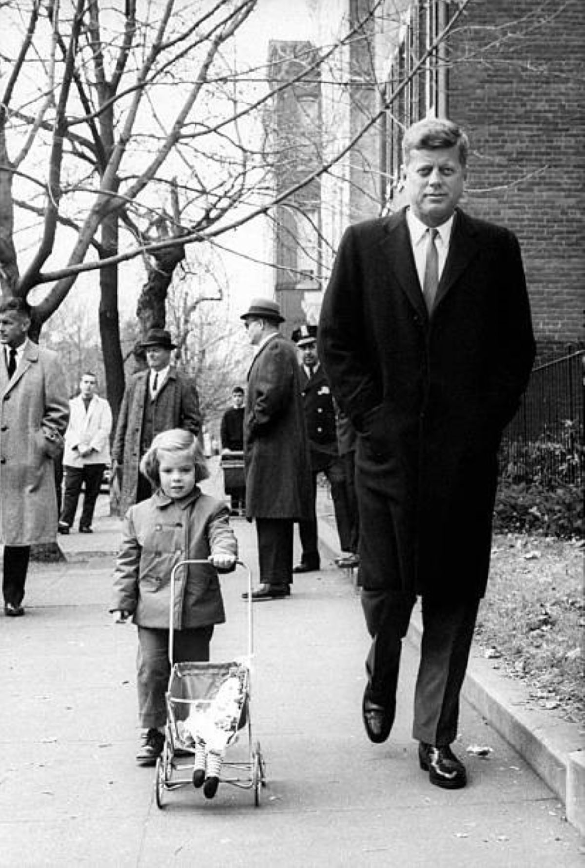 Caroline , walking with Pres.-elect John F. Kennedy, 1960
