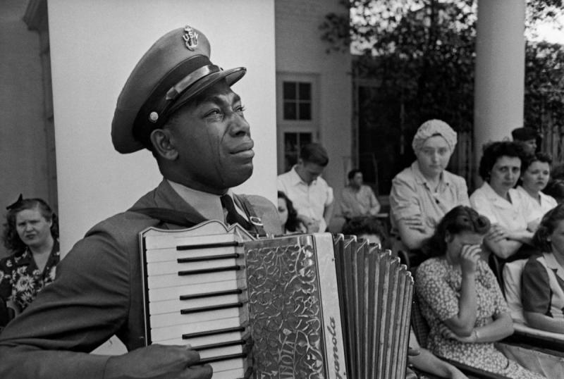 Photo: Accordion-playing Chief Petty Officer (USN) Graham Jackson as President Franklin D. Roosevelt’s flag-draped funeral train left Warm Springs, Ga., April 13, 1945 Gelatin Silver print #302