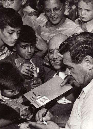 Photo: Babe Ruth signing autographs for adoring fans, New York Vintage Gelatin Silver Print #1189