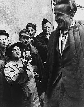 Homecoming Prisoners, Vienna, 1947 Gelatin Silver print