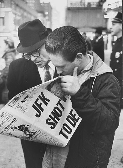 Ralph Morse - New Yorkers reading of assassination of President John F. Kennedy, 1963