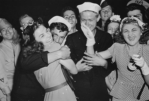 Photo: Joy on VJ Day, New York, August 15, 1945 Gelatin Silver print #2351