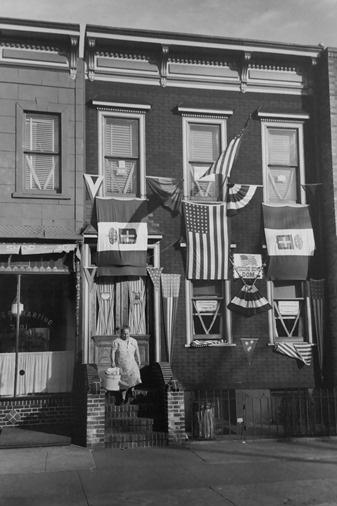 "Welcome Home Dom", Brooklyn, 1945 Gelatin Silver print