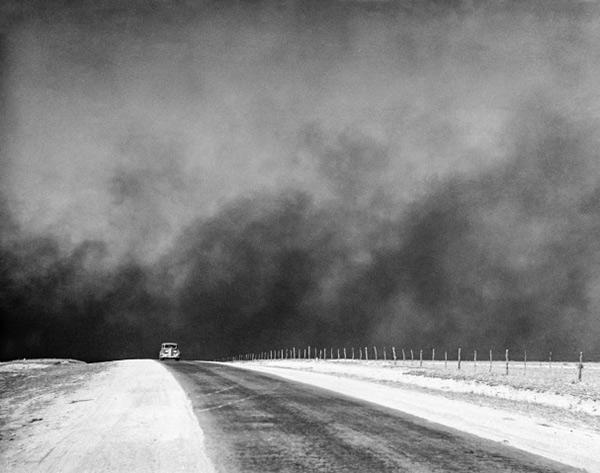 Heavy black clouds of dust rising over the Texas Panhandle, April 1936<br/>