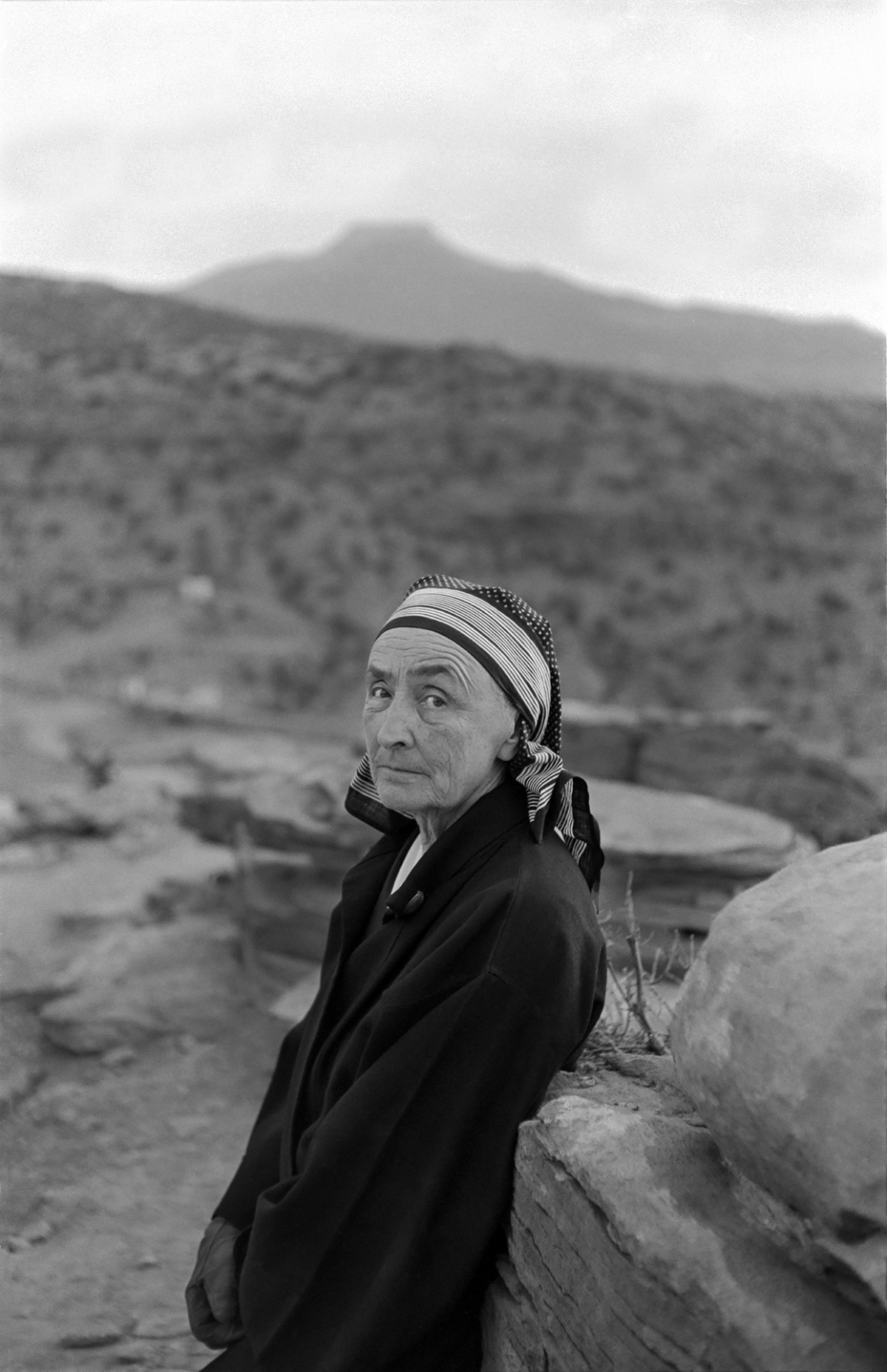 photos-georgia-o-keeffe-with-pedernal-mountain-abiquiu-1960-2613