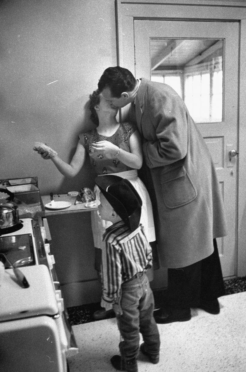 Photo: Carl Iwaski: Kissing in the kitchen Denver, Colorado, 1958 Gelatin Silver print #276