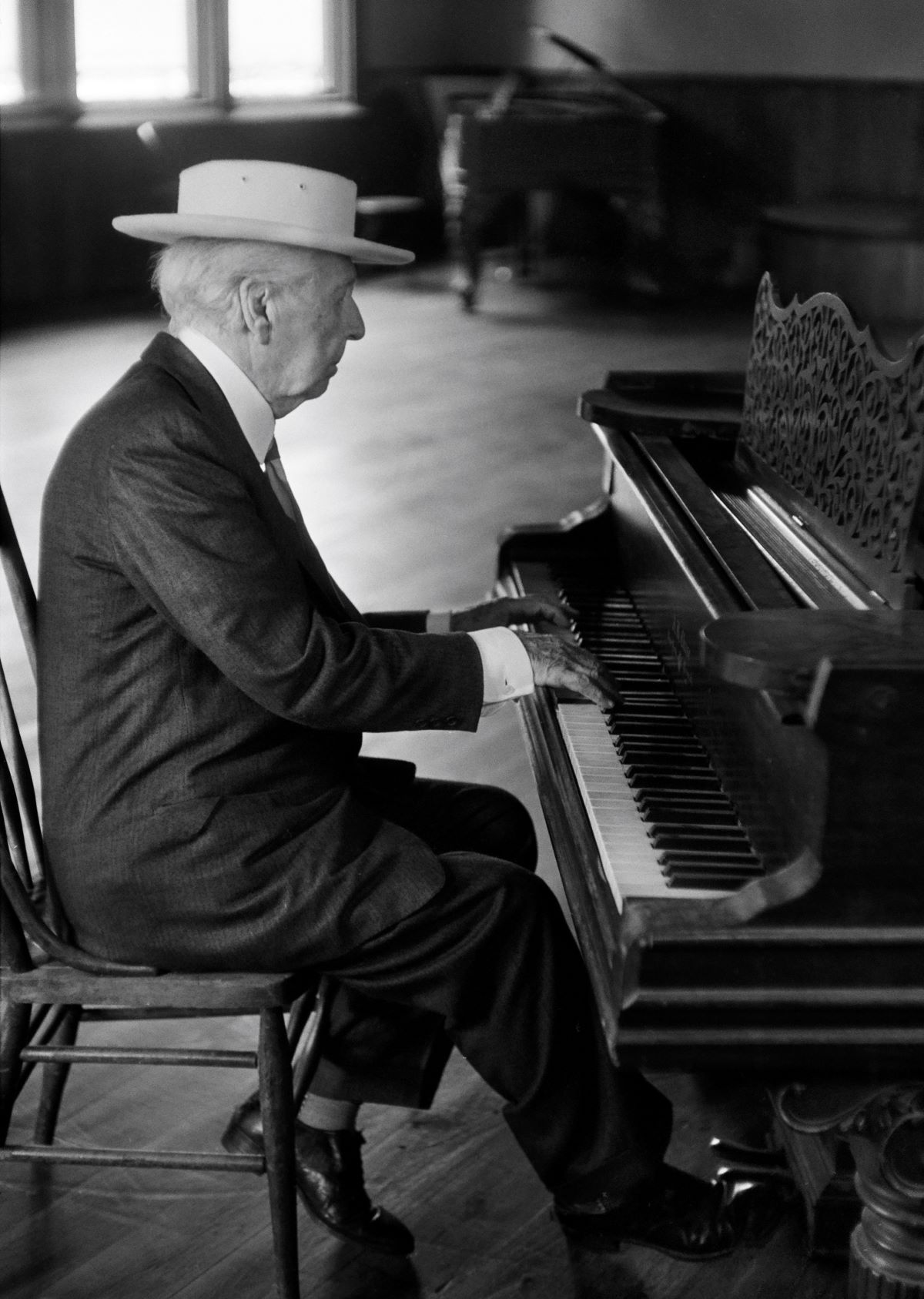 Frank Lloyd Wright playing the piano, Wisconsin, 1957