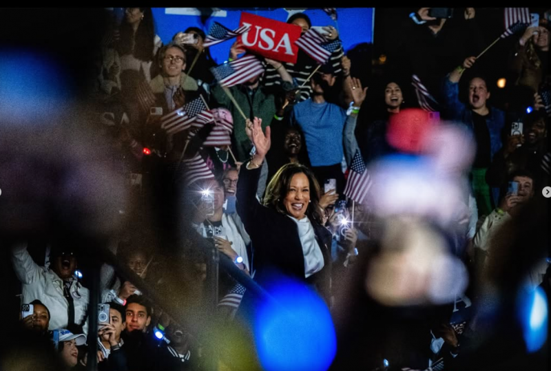 Photo: Vice-President Kamala Harris campaigns for US President, November, 2024 Archival Pigment Print #2965
