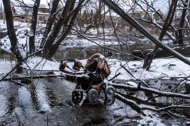 Photo: A stroller lays abandoned on the path to safety as people flee a Russian assault. Irpin, Ukraine, 2022 Archival Pigment Print #2973