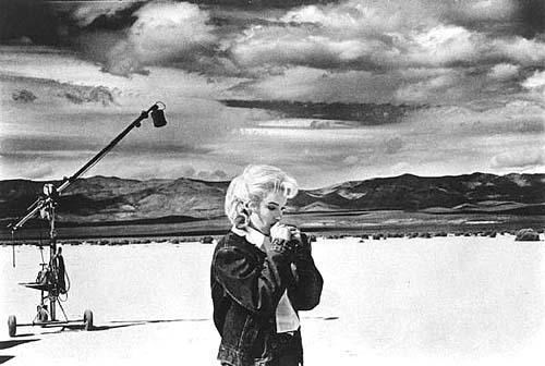 Marilyn Monroe rehearsing lines on the set of "The Misfits", 1960<br/>