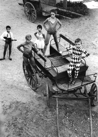 Lucien Clergue: Quintett of mountebanks from "Le Grande Recreation", Arles, 1955