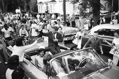 John and Jacqueline Kennedy campaigning,1960