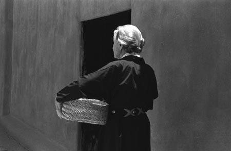 Photo: Georgia O'Keeffe with basket, 1966 Gelatin Silver print #766