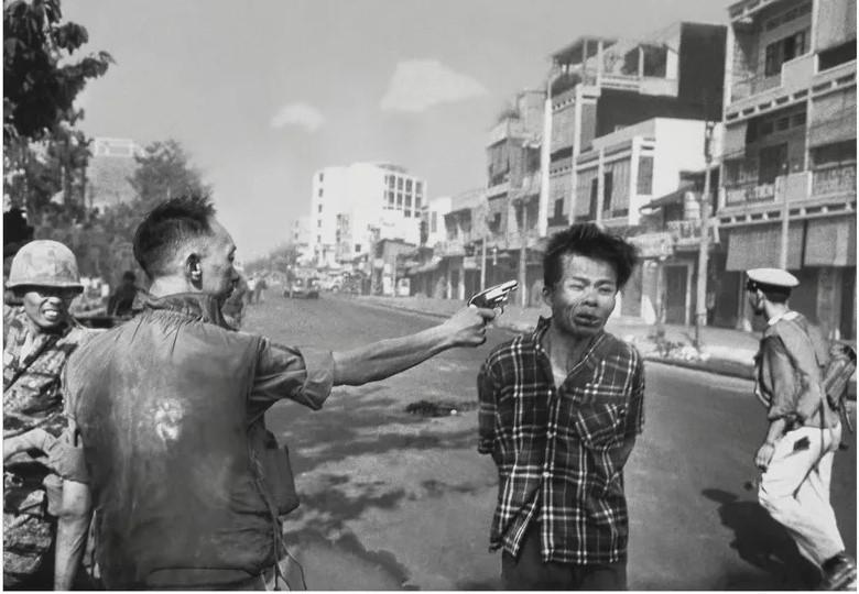 Photo: Street Execution of a Viet Cong Prisoner, Saigon, 1968 Vintage Gelatin Silver Print #967