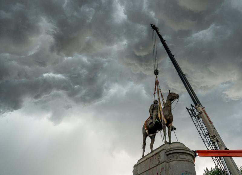 photo of a crane removing statue of Andrew Jackson in Richmond, VA, 2020